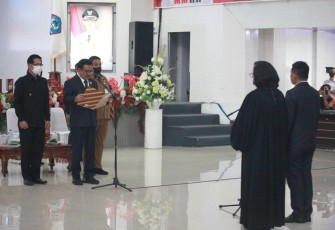 Walikota Bitung, Maurits Mantiri bersama Wakil Walikota Bitung, Hengky Honandar saat melantik pejabat Sekda Kota Bitung yang baru