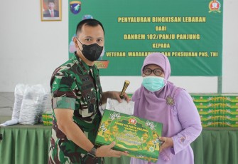 Dandim saat Salurkan Bingkisan Lebaran Danrem 102/Pjg Kepada Veteran, Warakawuri dan Pensiunan PNS TNI 
