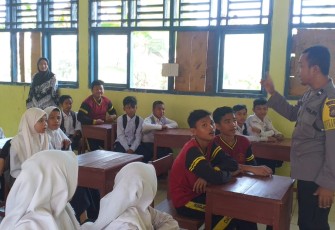 Bhabinkamtibmas saat Imbau Hindari Kenakalan Remaja Hingga Narkoba kepada pelajar