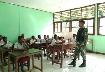 Anggota Satgas Yonif 126/KC Menjadi Gadik di Perbatasan Papua