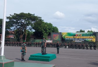 Pangdam XIII/Merdeka saat memimpin upacara keberangkatan Satgas Organisasi Batalyon Raider 712/Wiratama