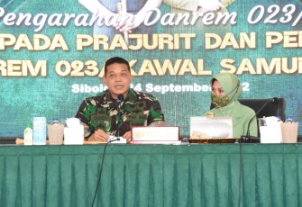 Danrem didampingi ketua persit saat beri pengarahan