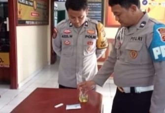 Tes Urine Anggota Polsek Belitang Dua