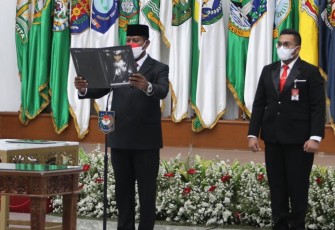 Pj Gubernur Papua Selatan Apolo Safanpo saat melantik Direktur Toponimi dan Batas Daerah Ditjen Bina Adwil Kemendagri Sugiarto sebagai Pj Sekda Provinsi Papua Selatan. 