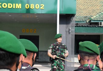 Dandim 0802/Ponorogo, Letkol Inf Hirta Juni Adriansyah saat beri Jam Komandan kepada anggota, Senin (12/09/2022).