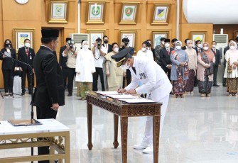 Mendagri Muhammad Tito Karnavian saat resmi melantik Kepala Sekretariat Presiden Heru Budi Hartono sebagai Penjabat Gubernur DKI Jakarta menggantikan Anies Baswedan di Gedung Sasana Bhakti Praja Kantor Pusat Kemendagri, Senin (17/10/2022).