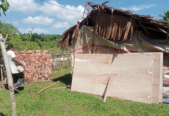 Tampak material untuk pembangunan rumah warga kurang mampu disiapkan