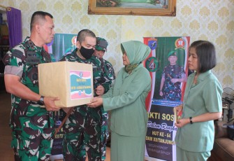 Kodim 1016/Plk saat melaksanakan Baksos dengan menyambangi Anggota Kodim 1016/Plk yang sedang sakit 