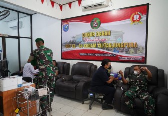 Kasdim Beserta Prajurit Kodim Palangka Raya saat Ikuti Giat Donor Darah 