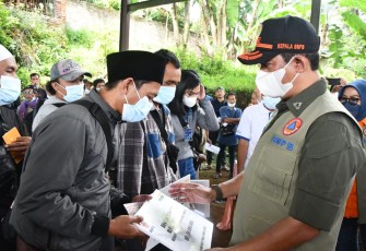 Kepala BNPB saat Serahkan Dana Stimulan kepada 647 Warga Nagrak Terdampak Gempabumi Cianjur