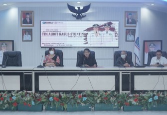 Wakil Walikota Bitung Hengky Honandar saat memimpin rapat sekaligus mengukuhkan Tim Audit Kasus Stanting Kota Bitung