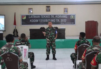 Kasiops Korem 131/Stg saat memberikan pemaparan