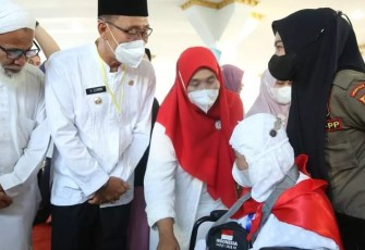 Bupati Labuhanbatu Selatan saat Lepas Jemaah Calon Haji 