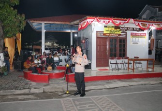 Kabag Bin Ops AKBP I Wayan Tudy saat turun melakukan penilaian di Pos Satkamling unggulan Polres Karanganyar tersebut, Rabu (19/7/2022) malam.
