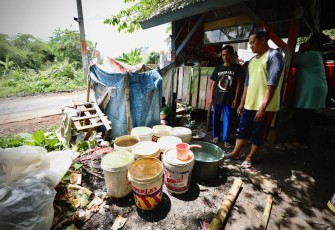 Warga Terdampak Gempa saat Tampung Air 