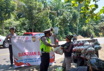Satlantas Polres Benteng saat Beri Sembako ke Warga 