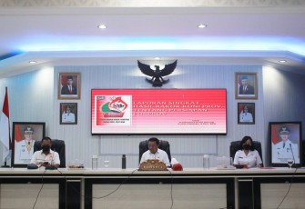 Walikota Bitung (tengah) saat memimpin rapat bersam Koni Bitung