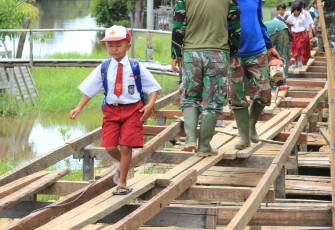 Perbaikan Akses Jalan Menuju SDN 1 Petuk Katimpun
