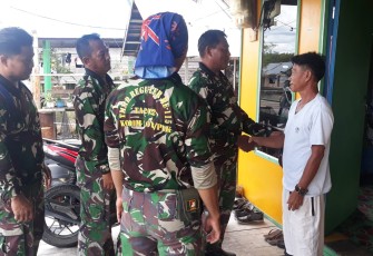 Personel TMMD saat Silaturahmi Sekaligus Berpamitan ke Warga 