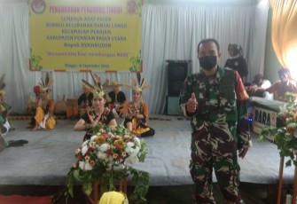 Babinsa Kelurahan Pantai Langgo Sertu Anang saat Hadiri Pengukuhan Lembaga Adat Paser Borneo