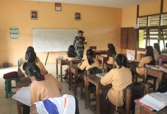 Satgas Pamtas RI-Malaysia Yonarmed 19/105 Trk Bogani saat Berikan Pendidikan Bela Negara dan Wabang Kepada Anak-Anak di Perbatasan