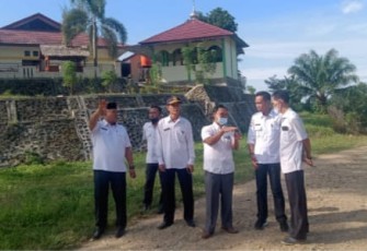 Bupati Erwin dan rombongannya saat meninjau simpang 6 Kota Seluma, Rabu (23/03/2022).