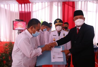Kakanwil Kemenkumham Banten saat memberikan remisi ke napi 