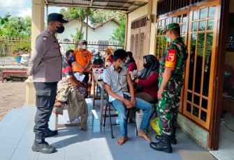 Bhabinkamtibmas dan Babinsa Ngunut saat Beri Pendampingan Vaksinasi Lansia di Desa Sumberejo Kulon