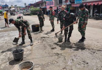Satgas Pamtas Yonif 645/Gty saat Karya Bakti Pengecoran Jalan Raya di Perbatasan