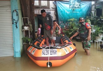 Koramil 1016-06/Kurun saat bantu warga terdampak banjir