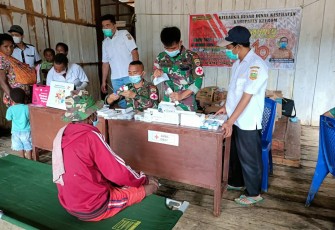 Satgas Pamtas Yonif 126/KC saat Lakukan Pengobatan Massal di Wilayah Perbatasan
