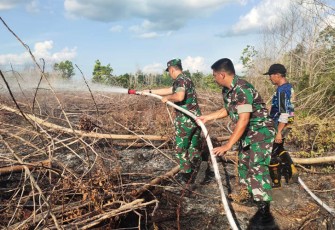 Dandim Palangka Raya saat Berjibaku Ikut Terjun Padamkan Karhutla