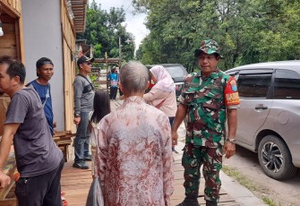 Babinsa Koramil Pahandut Bersama Instansi Terkait saat Tertibkan Para Pedagang 