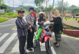 Polsek Jajaran Polres Benteng bersama Camat dan Pemdes saat Bagikan Beras ke Warga