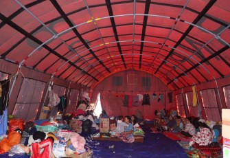 Kondisi pos pengungsi warga di Desa Gasol, Kecamatan Cugenang, Kabupaten Cianjur, Jawa Barat pada Sabtu (26/11).