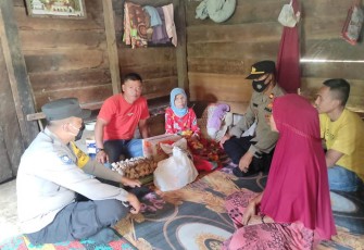Polsek Serbajadi Polres Aceh Timur saat Serahkan Bantuan