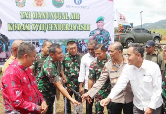 Pangkostrad saat Resmikan Pipanisasi TNI AD Manunggal Air di Kampung Sereh Sentani