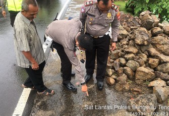 Polisi saat Olah TKP 