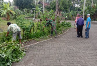 Serka Hendro saat Kerja Bakti Bersihkan Kanan Kiri Jalan Desa