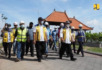  Menteri Pekerjaan Umum dan Perumahan Rakyat (PUPR) Basuki Hadimuljono saat melakukan peninjauan berbagai kegiatan peningkatan infrastruktur di Provinsi Bali, Sabtu (10/9/2022). 