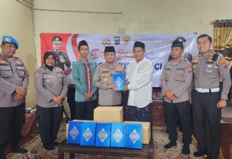 Polres Blitar Kota saat Salurkan Bantuan Kitab Suci ke Pondok Pesantren