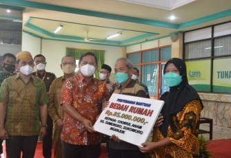 Deputi Zabadi saat memberikan bantuan bedah rumah secara simbolis sebesar Rp 85 juta kepada anggota Koperasi TAM