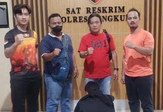 Petugas usai mengamankan terduga pelaku (jongkok diborgol)