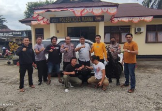 Tersangka (diborgol) saat diamankan