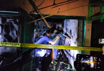  Polisi melakukan olah TKP di warung makan dan kios potong rambut yang ludes di lalap si jago merah.