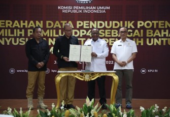 Penandatanganan berita acara dan penyerahan data secara simbolis oleh Wakil Menteri Dalam Negeri (Wamendagri) John Wempi Wetipo mewakili Menteri Dalam Negeri (Mendagri) kepada Ketua KPU RI Hasyim Asy'ari di Kantor KPU, Jakarta, Rabu (14/12/2022). 