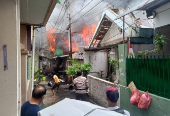 Pasca terjadi kebakaran, api berusaha dipadamkan petugas dan warga