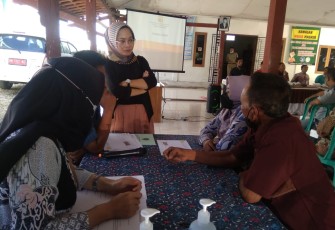Warga terdampak Bandara Ngloram saat berdialog dengan kepala KJPP Toto Suharto dan rekan cabang Semarang.