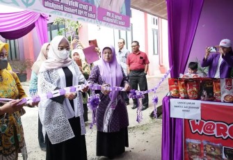 Ketua TP PKK Provinsi Bengkulu Derta Wahyulin saat membuka bazar produk hasil kreativitas mahasiswa STIA Bengkulu di pelataran Gedung STIA, Selasa (13/7). 