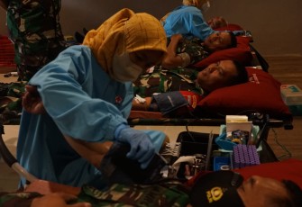 Sejumlah personel TNI ikuti donor darah di Nava Hotel Tawangmangu, Kabupaten Karanganyar.